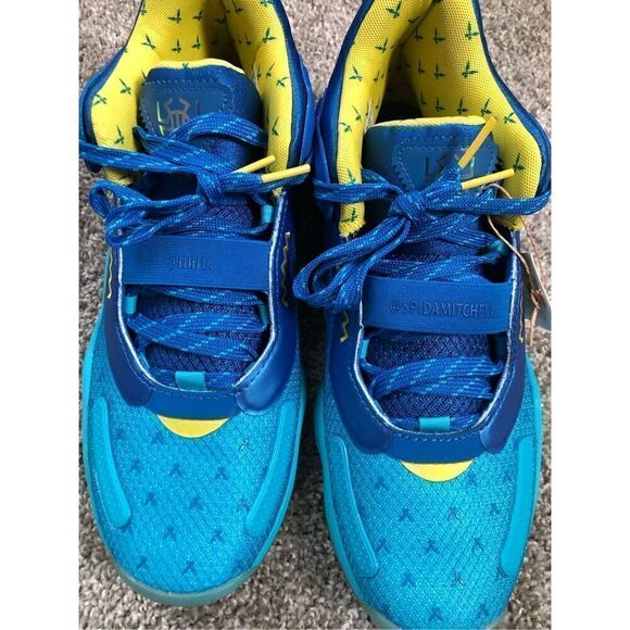 Athletic_Shoes